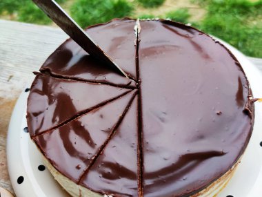 Kremalı çikolatalı cheesecake 'i parçalara ayırıyor.