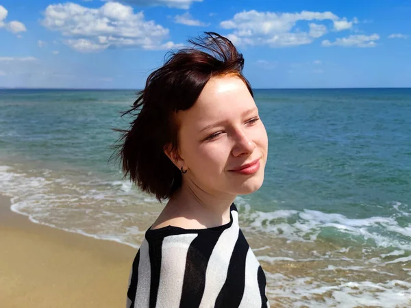 Portrait Smiling Teenage Girl Brown Hair Background Sea Horizon — ストック写真