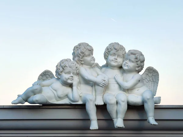 Скульптуры Детей Ангелов Сидящих Крыше — стоковое фото