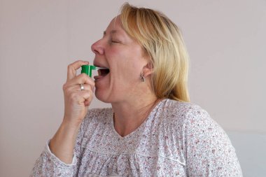 Kadın boğazına ilaç püskürtüyor..