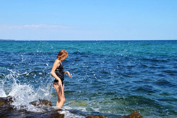 Teenage Girl Black Swimsuit Splashes Sea Waves — ストック写真