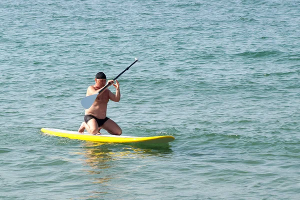 Man Kneeling Oar Sup Board Sea — Stock Photo, Image