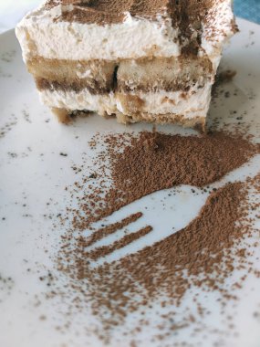 Çikolata parçacıkları serpiştirilmiş tiramisu keki.