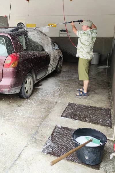 Homme Verse Mousse Tuyau Dans Une Voiture Lors Lavage Voiture — Photo