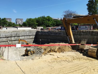 İnşaat alanı, kazıcılar büyük bir bina için temel kazıyor..