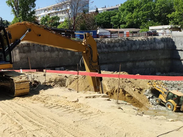 Bouwplaats Graafmachines Graven Een Funderingsput Voor Een Groot Gebouw Close — Stockfoto