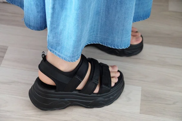 Female Legs Black Bulky Sandals Close — Φωτογραφία Αρχείου