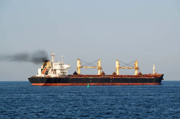 Cargo Ship Black Smoke Chimney Sea Horizon — 图库照片