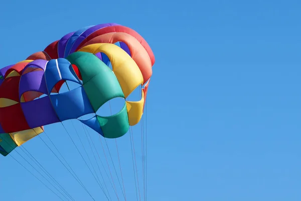 Multi Gekleurde Parachute Tegen Achtergrond Van Zonnige Hemel Kopieer Ruimte — Stockfoto