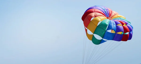 Multi Gekleurde Parachute Lgbt Kleuren Als Symbool Van Vrijheid Tegen — Stockfoto