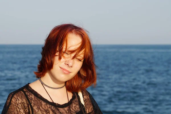 Portrait Smiling Red Haired Teenage Girl Backdrop Sea — ストック写真