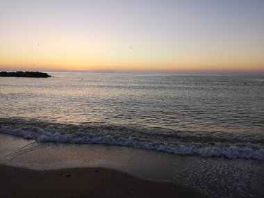 Karadeniz kıyısında Mistik gün batımı, turuncu gökyüzü, büyülü su