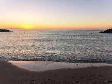 Karadeniz kıyısında Mistik gün batımı, turuncu gökyüzü, büyülü su