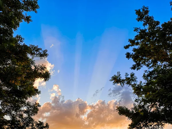 Spectaculaire Blauwe Lucht Met Mistische Wolken Lichtstralen — Stockfoto