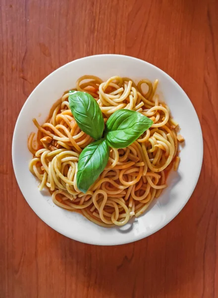 Pasta Med Tomatsås Grön Basilika Vit Tallrik — Stockfoto