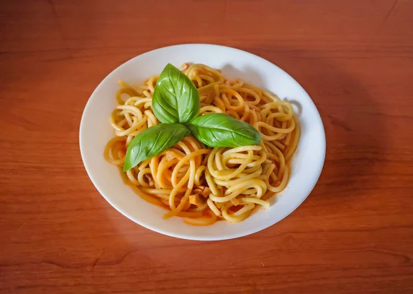 Pasta Tomato Sauce Green Basil White Plate — Fotografia de Stock