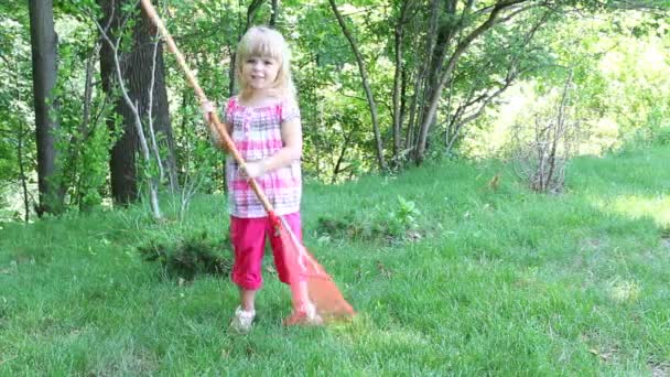 Kleines Mädchen arbeitet im Garten — Stockvideo