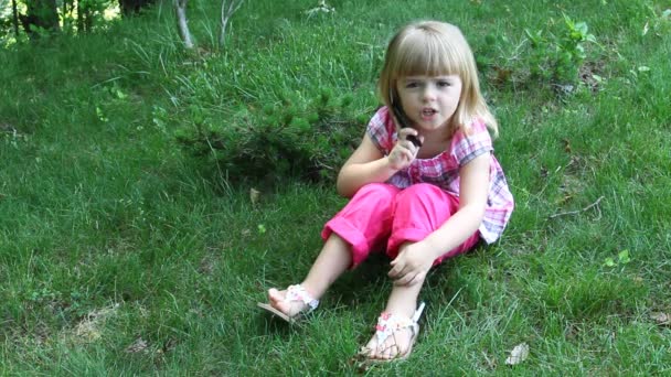 Little girl talking on the phone — Stock Video