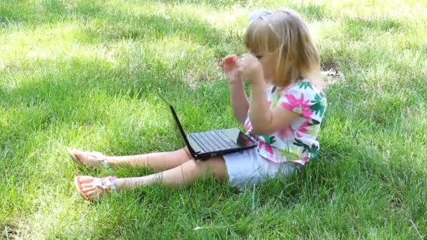 带笔记本电脑的小女孩 — 图库视频影像