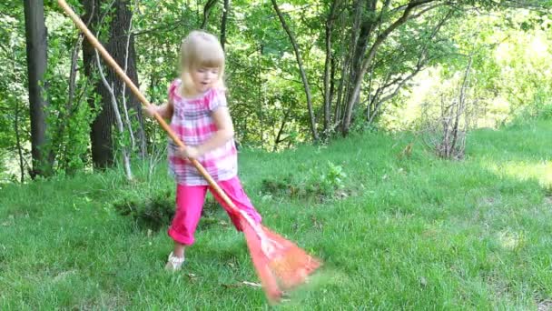 Kleines Mädchen arbeitet im Garten — Stockvideo