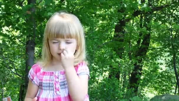 Little girl scratching her nose — Stock Video