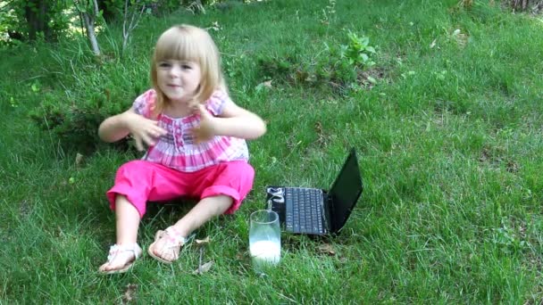 Klein meisje met laptop — Stockvideo