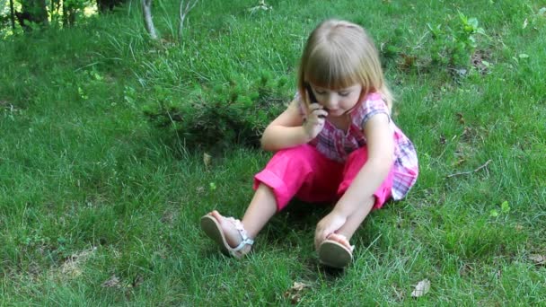 Petite fille parlant au téléphone — Video