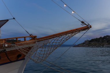 Akdeniz limanının büyülü manzarası demirli, eski, ahşap bir yat. Makarska Riviera, Hırvatistan