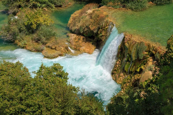 Una Cascada Azul Rodeada Vegetación Esmeralda Tomada Día Verano Croacia —  Fotos de Stock