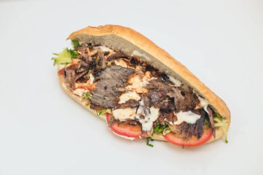 Yoğurtlu, domatesli ve otlu sandviç..