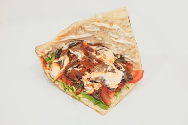 Orta Asya 'da beyaz bir arka planda beyaz ekmek yapan kişi ya da shawarma..