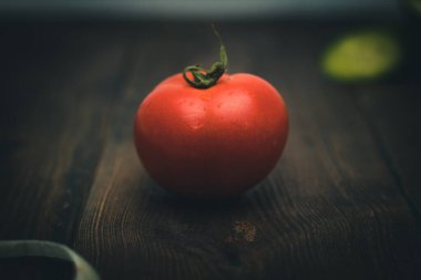 Ahşap arka plan üzerinde taze domates.