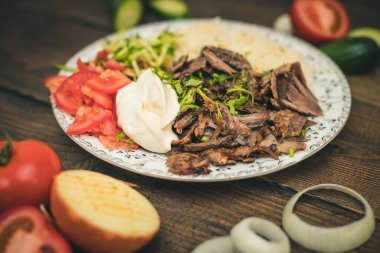 Pirinç, yoğurt, domates ve bitkilerle pilav ustu adı verilen sebze çorbası..