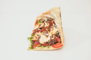 Orta Asya 'da beyaz bir arka planda beyaz ekmek yapan kişi ya da shawarma..