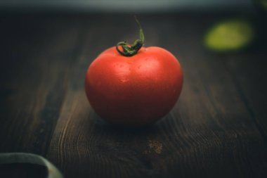 Ahşap arka plan üzerinde taze domates.