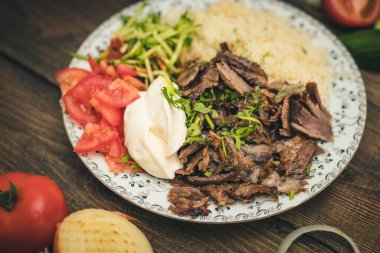 Pirinç, yoğurt, domates ve bitkilerle pilav ustu adı verilen sebze çorbası..