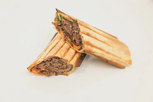 Beyaz Arka Planda Lavaşlı Donör Shawarma — Stok fotoğraf