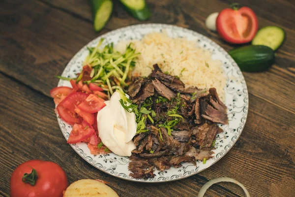 Pirinç, yoğurt, domates ve bitkilerle pilav ustu adı verilen sebze çorbası..