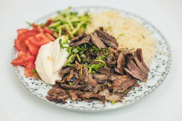 Pirinç, yoğurt, domates ve bitkilerle pilav ustu adı verilen sebze çorbası..