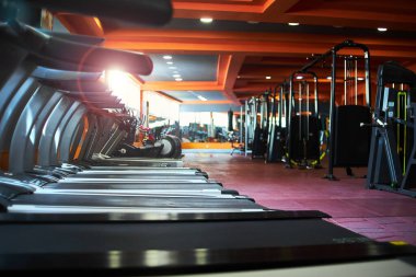 Spor salonunda koşu bantları. seçici odaklanma, düşük odaklanma derinliği. Sanatsal etki için küçük bir tahıl.