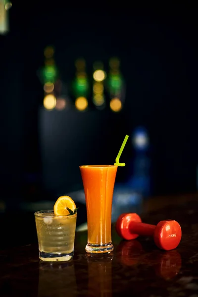 Freshly Squeezed Juice Invigorating Cocktail Gym Selective Focus Low Depth — Stockfoto