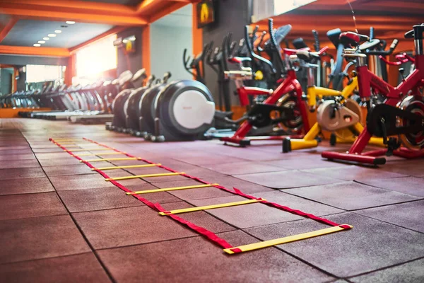 Spor Salonundaki Çeşitli Egzersiz Makineleri Seçici Odaklanma Düşük Odaklanma Derinliği — Stok fotoğraf