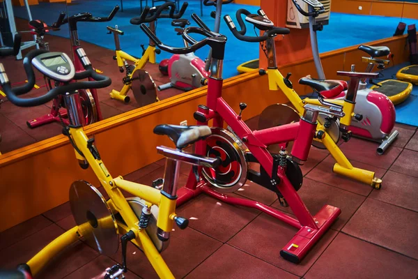 Spor Salonundaki Çeşitli Egzersiz Makineleri Seçici Odaklanma Düşük Odaklanma Derinliği — Stok fotoğraf