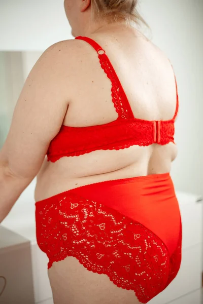 Partes Corpo Uma Mulher Com Excesso Peso Belas Cuecas Vermelhas — Fotografia de Stock