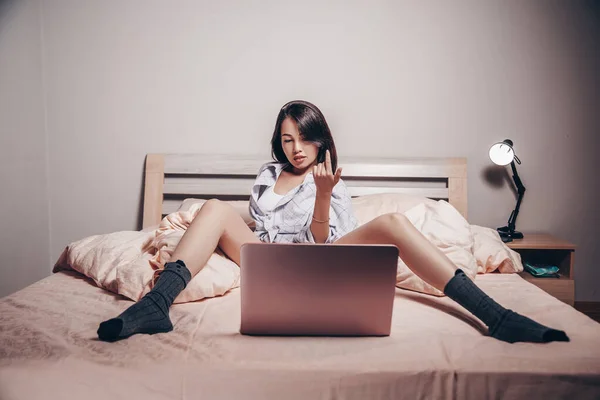 Una Joven Asiática Modelo Webcam Chica Está Sentado Delante Ordenador — Foto de Stock