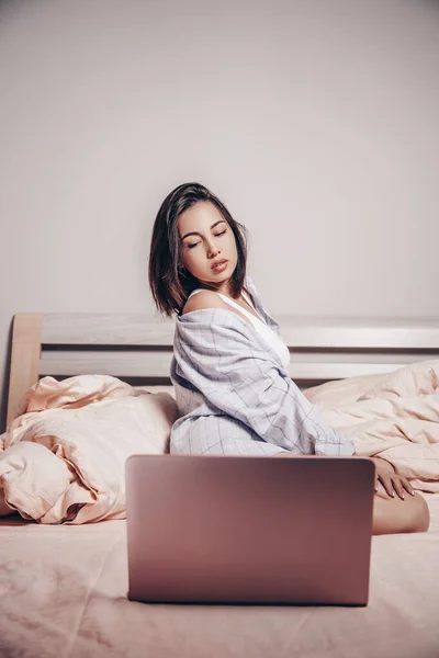 Una Joven Asiática Webcam Modelo Chica Está Sentado Delante Ordenador — Foto de Stock