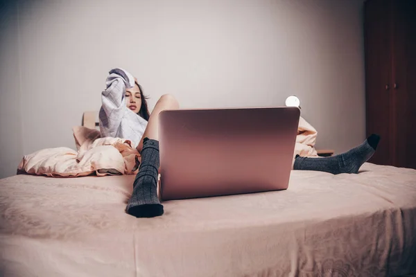 Una Joven Asiática Modelo Webcam Chica Está Tumbado Frente Ordenador — Foto de Stock