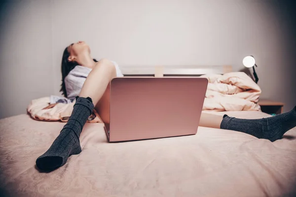 Молодая Азиатская Модель Веб Камеры Лежит Перед Ноутбуком Раздвинутыми Ногами — стоковое фото