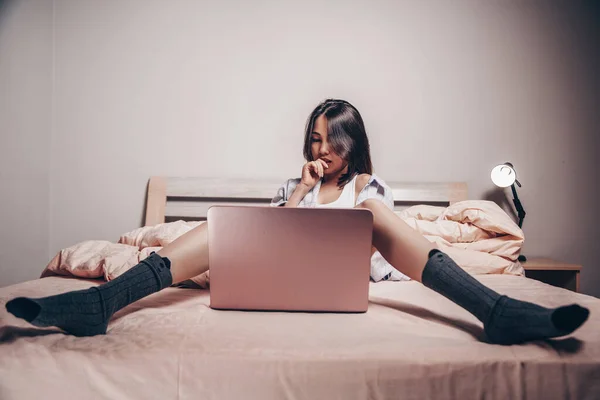 Una Joven Asiática Webcam Modelo Chica Está Sentado Delante Ordenador — Foto de Stock