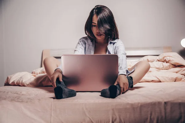 Young Asian Webcam Model Girl Sitting Front Laptop She Communicates — Foto de Stock